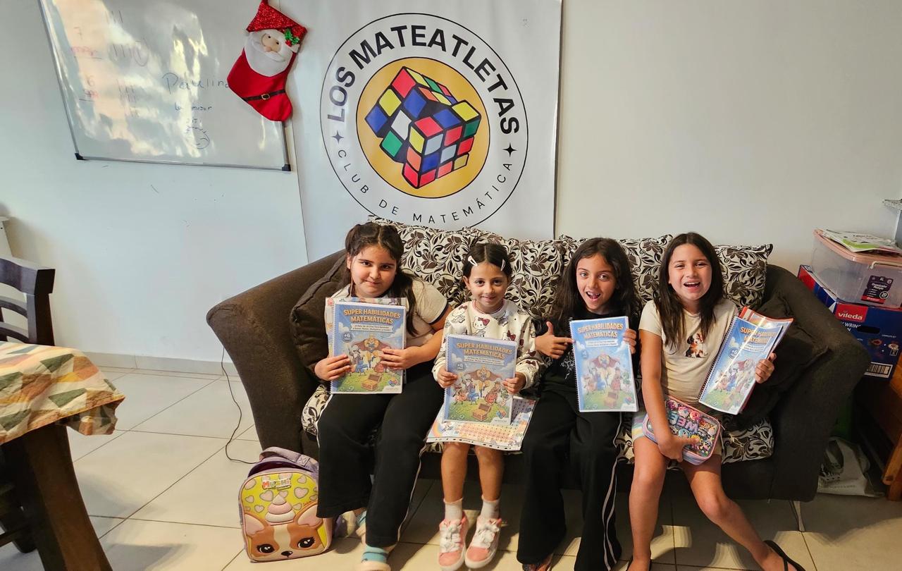 Alumnas con libros de Super Habilidades Matemáticas
