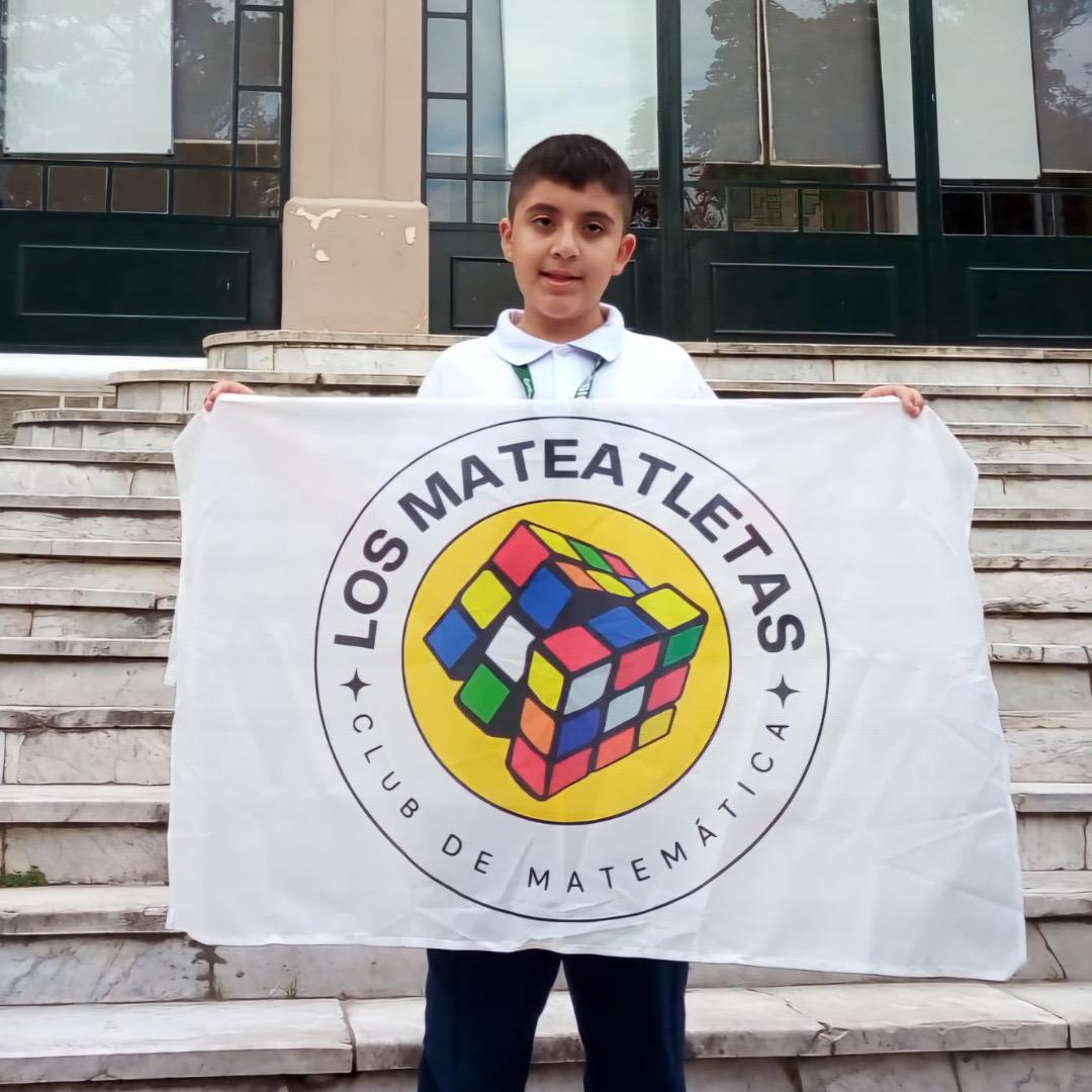 Alumno con bandera de Mateatletas