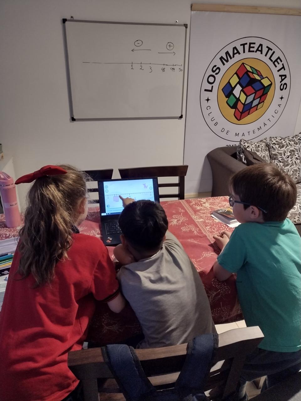 Chicos trabajando juntos en la computadora