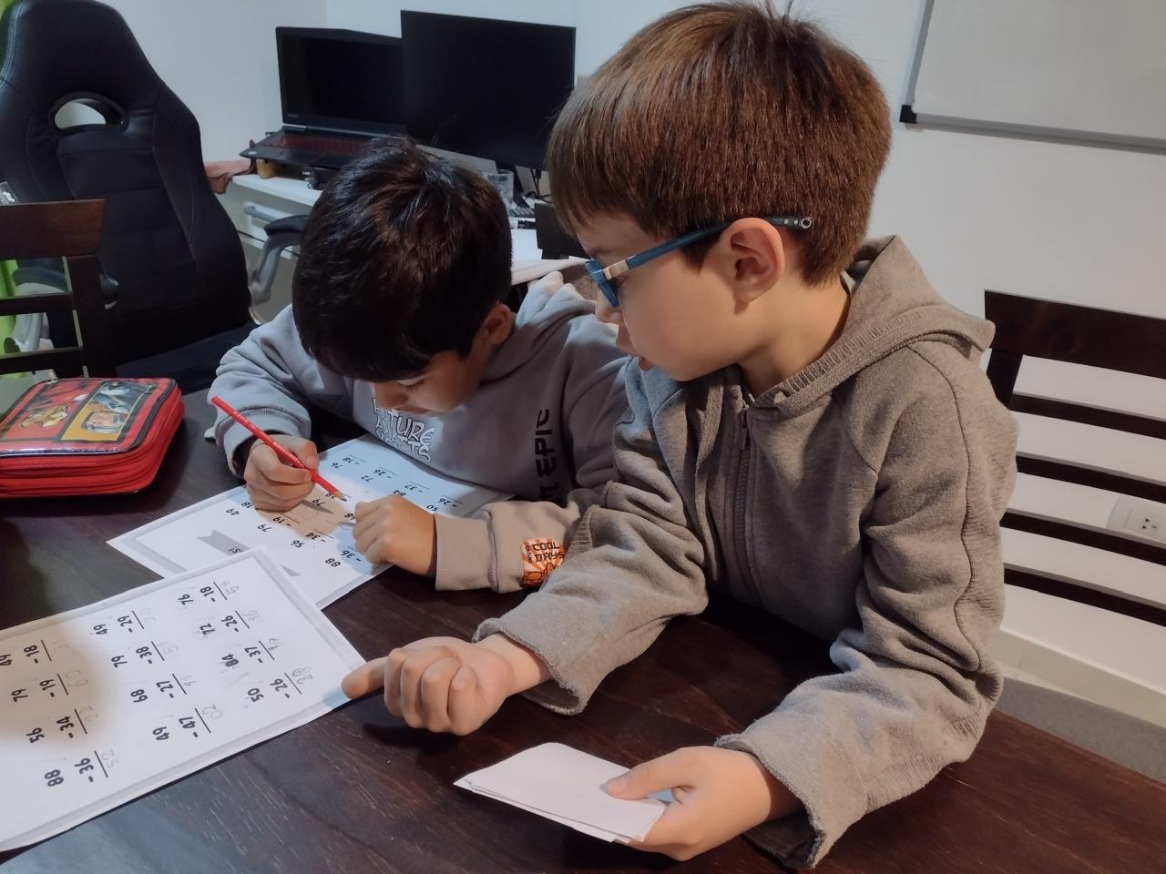 Alumnos resolviendo ejercicios de matemática