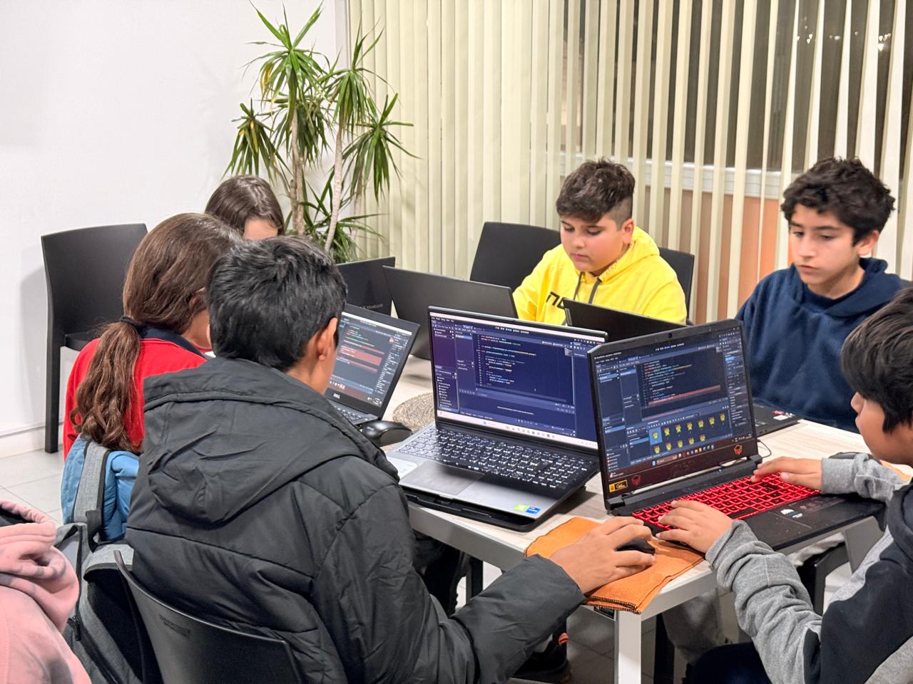 Alumno creando un videojuego en Godot