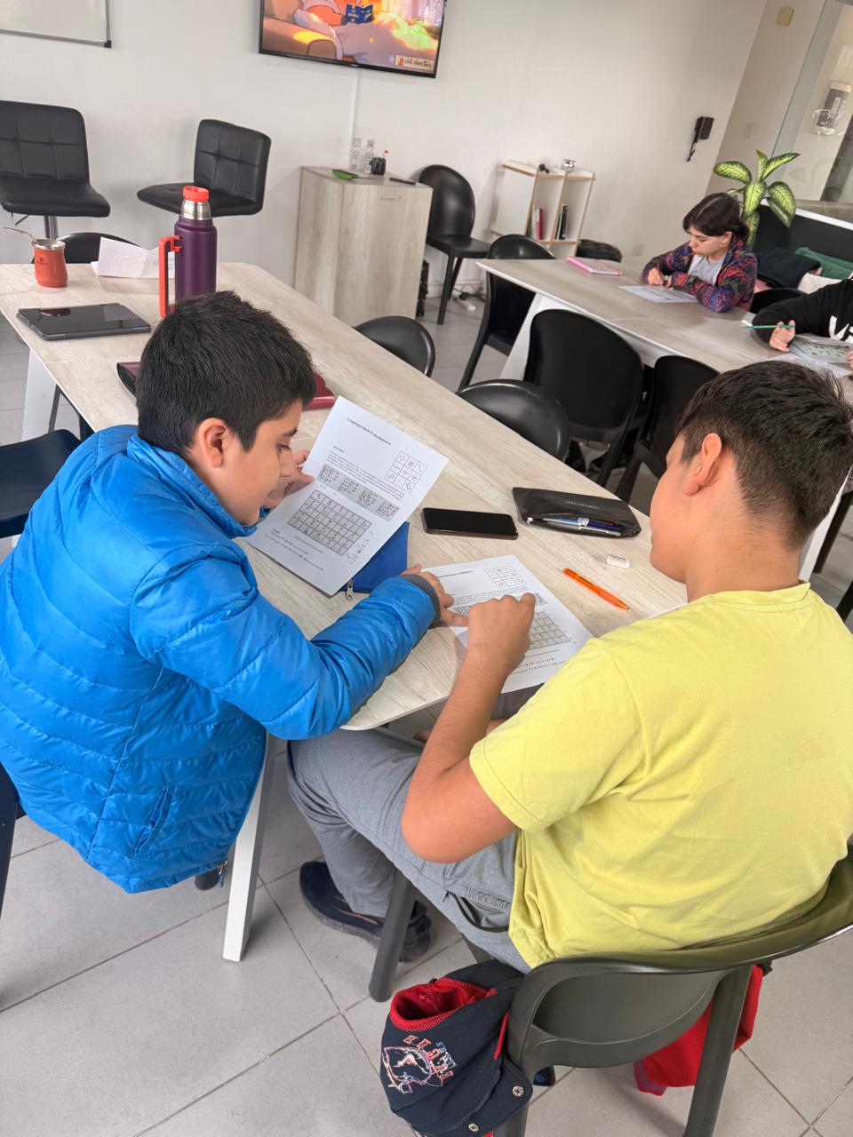 Alumnos resolviendo problemas de matemáticas