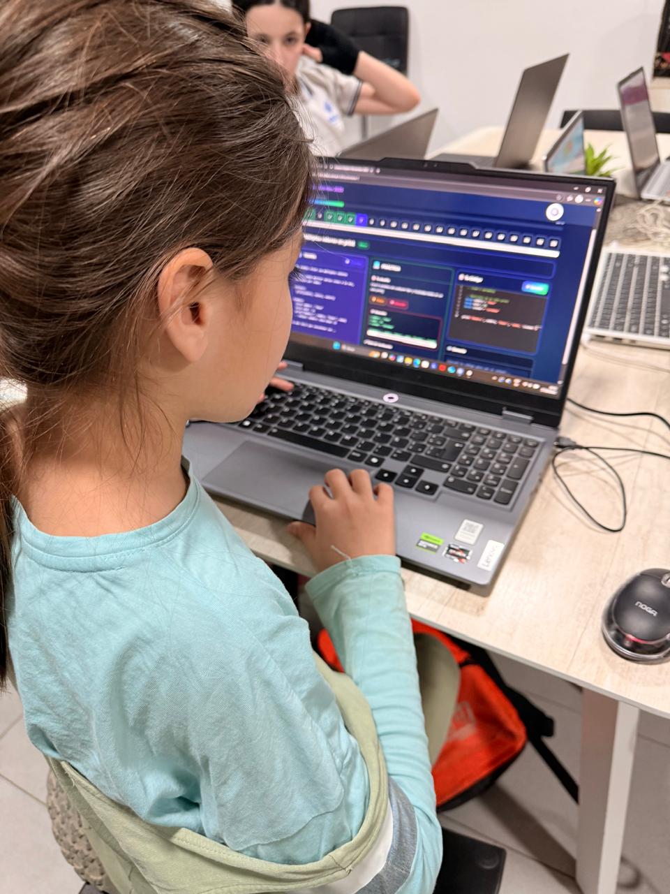 Alumna programando en Scratch